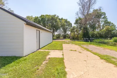 Exterior - 607 3rd St SW, Mandan, ND 58554 photo 6 of 8