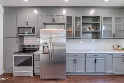 Kitchen - 607 3rd St SW, Mandan, ND 58554 photo 3 of 7