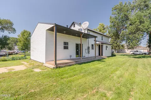 Exterior - 607 3rd St SW, Mandan, ND 58554 photo 5 of 8