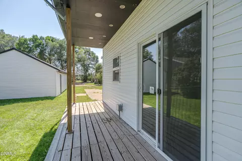 Exterior - 607 3rd St SW, Mandan, ND 58554 photo 3 of 8