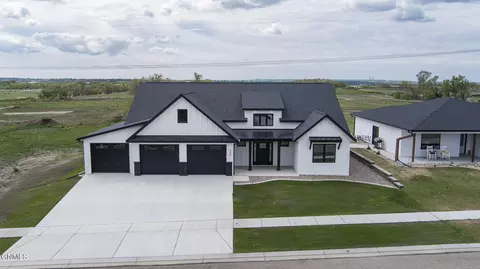 5509 Smette Bnd, Bismarck, ND 58504