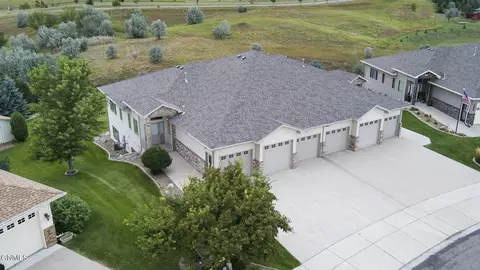 3424 Thunderbird Ln, Bismarck, ND 58503