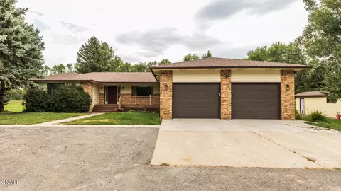 5020 Grassy Ln, Bismarck, ND 58503
