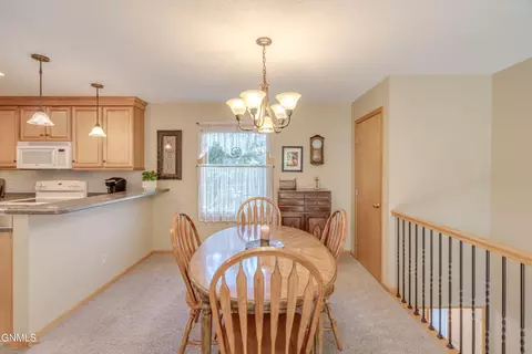 604 5th Ave NW, Mandan, ND 58554 photo 9