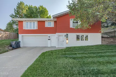 604 5th Ave NW, Mandan, ND 58554