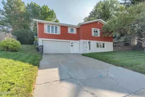 604 5th Ave NW, Mandan, ND 58554 photo 2
