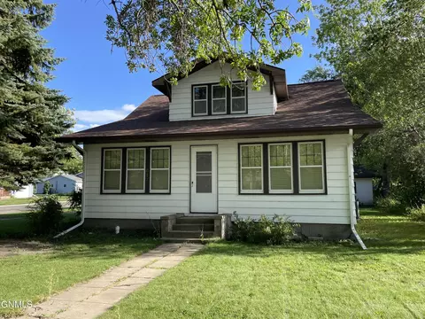 812 4th St N, Carrington, ND 58421