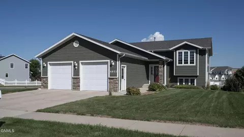 4931 Driftwood Ln, Bismarck, ND 58503