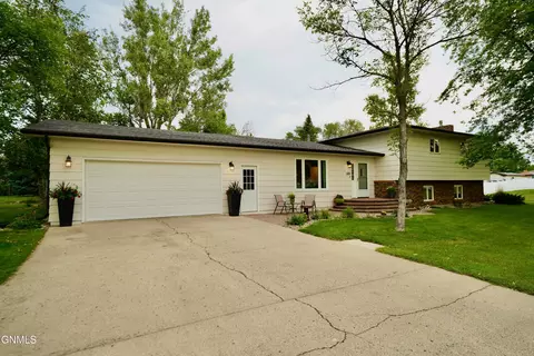309 17th St NE, Jamestown, ND 58401