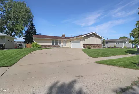 2115 2nd Ave E, Williston, ND 58801