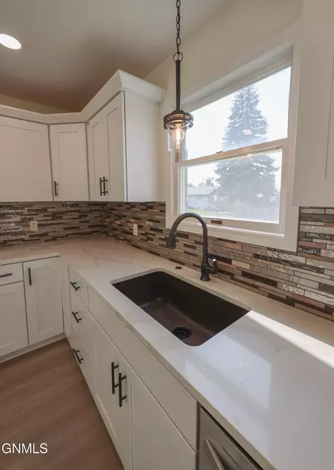 1606 10th Ave W, Williston, ND 58801 photo 10