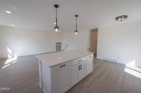 1606 10th Ave W, Williston, ND 58801 photo 9
