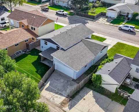 1606 10th Ave W, Williston, ND 58801 photo 2