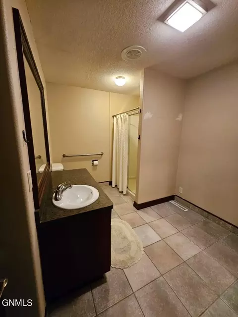 Bath - 426 E Street St N, Hebron, ND 58638 photo 2 of 3