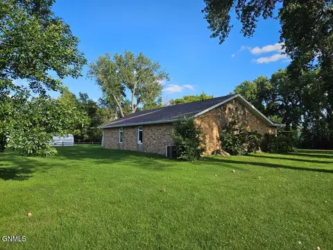 Exterior - 426 E Street St N, Hebron, ND 58638 photo 3 of 5