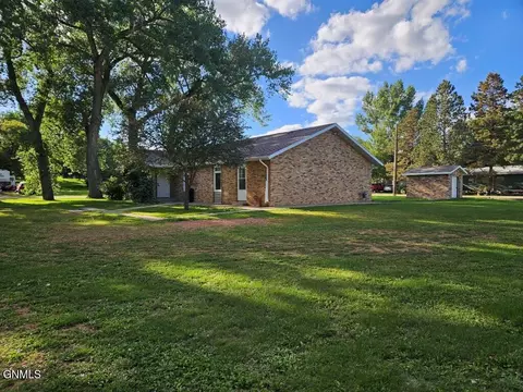 Exterior - 426 E Street St N, Hebron, ND 58638 photo 2 of 5