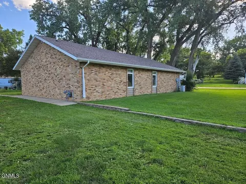 Exterior - 426 E Street St N, Hebron, ND 58638 photo 5 of 5