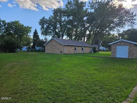 Exterior - 426 E Street St N, Hebron, ND 58638 photo 4 of 5