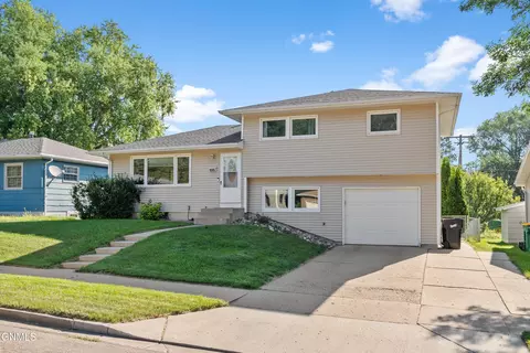 1805 Marian Dr, Bismarck, ND 58501