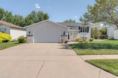 1935 Oregon Dr, Bismarck, ND 58503
