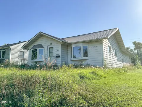 905 6th Ave SE, Jamestown, ND 58401