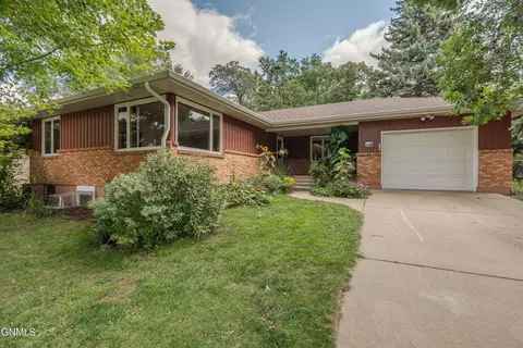 1325 Meredith Dr, Bismarck, ND 58501