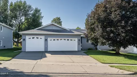 3053 Greenwood Dr, Bismarck, ND 58503