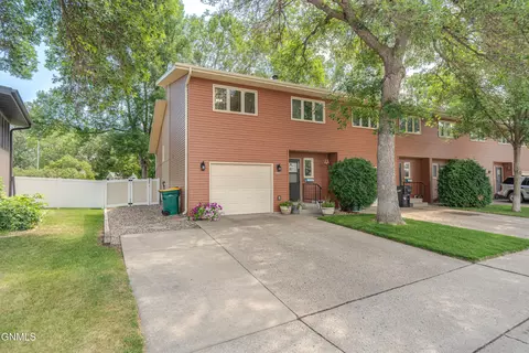 1307 Eastwood St, Bismarck, ND 58504