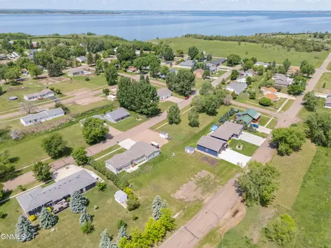 206 6th St, Riverdale, ND 58565