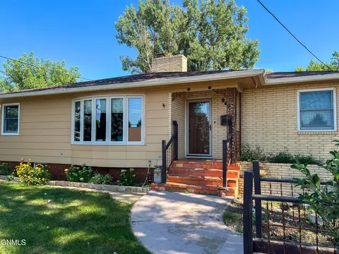 964 Sims St, Dickinson, ND 58601