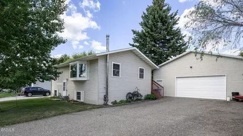 210 Crown Butte Dr, Mandan, ND 58554