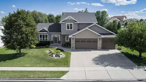 5009 Boulder Ridge Rd, Bismarck, ND 58503