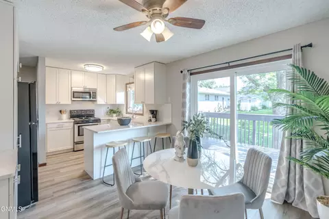 3005 Ontario Ln, Bismarck, ND 58503