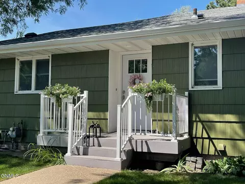 814 Crescent Ln, Bismarck, ND 58501