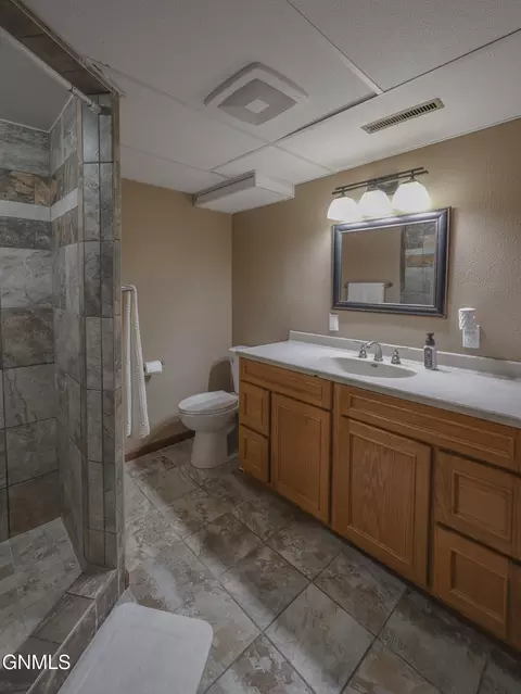 Bath - 714 15th St W, Williston, ND 58801 photo 3 of 3