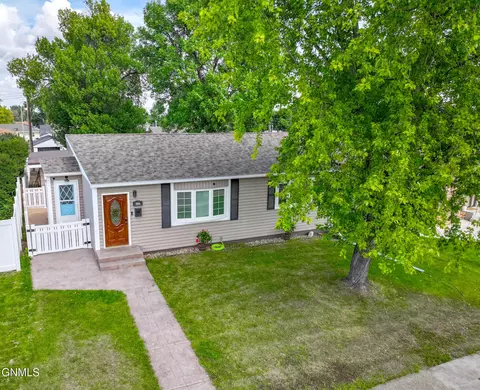 714 15th St W, Williston, ND 58801