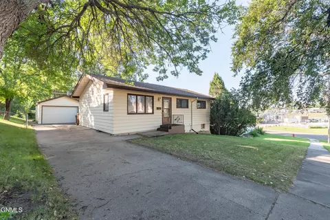 719 27th St, Bismarck, ND 58501