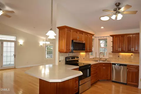 Kitchen - 802 Division St NE, Mandan, ND 58554 photo 5 of 12