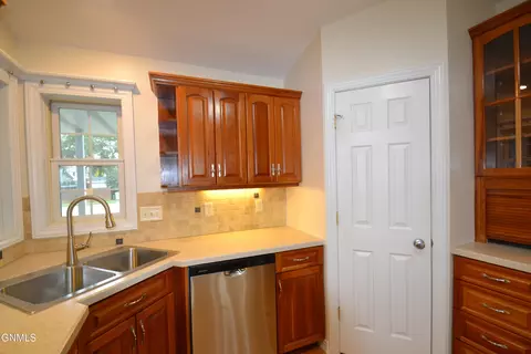 Kitchen - 802 Division St NE, Mandan, ND 58554 photo 10 of 12