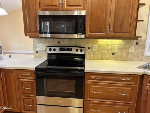Kitchen - 802 Division St NE, Mandan, ND 58554 photo 4 of 12