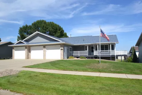 802 Division St NE, Mandan, ND 58554