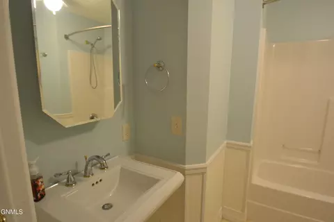 Bath - 802 Division St NE, Mandan, ND 58554 photo 1 of 10