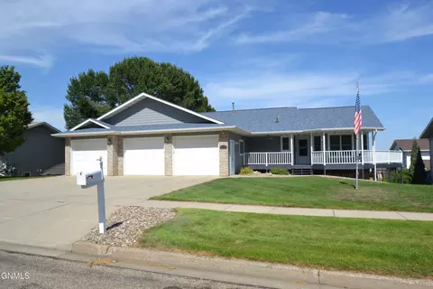 Exterior - 802 Division St NE, Mandan, ND 58554 photo 12 of 12