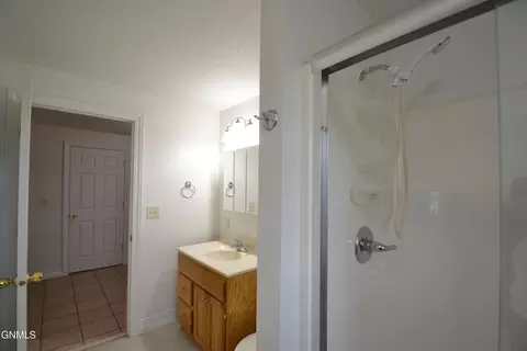 Bath - 802 Division St NE, Mandan, ND 58554 photo 10 of 10