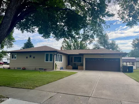 1022 9th Ave NE, Jamestown, ND 58401