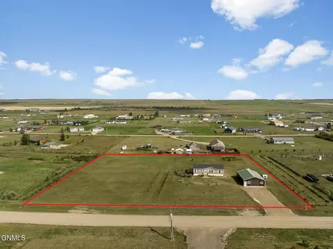 5722 Patriot Ln, Williston, ND 58801