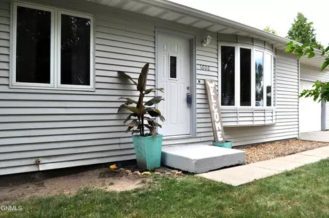 1606 Haroldson Ln, Menoken, ND 58558