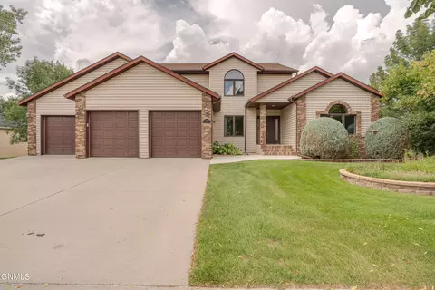 584 Cottonwood Loop, Bismarck, ND 58504