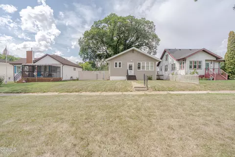 618 N 12th St, Bismarck, ND 58501