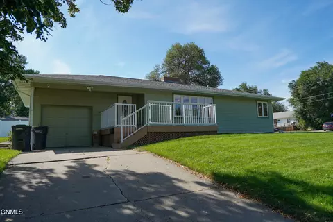809 2nd Ave NW, Mandan, ND 58554